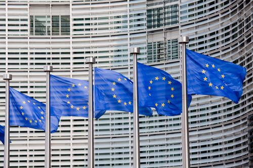 Fünf EU-Flaggen wehen vor einem EU-Gebäude in Brüssel.