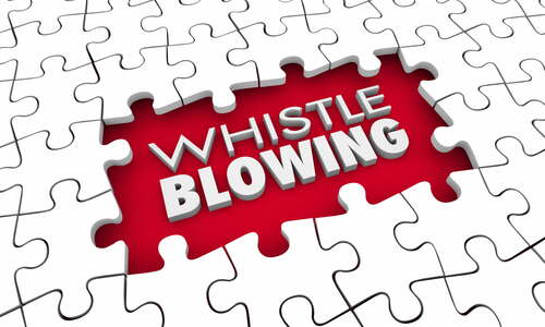 Mehrere Puzzleteile, ein Puzzleteil mit der Aufschrift Whistleblowing